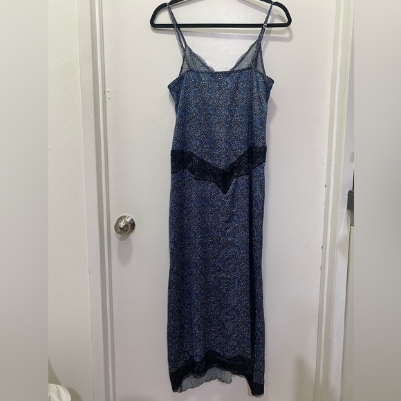 Elegant Blue Maxi Dress with Black Lace Trim - Picture 7 of 8